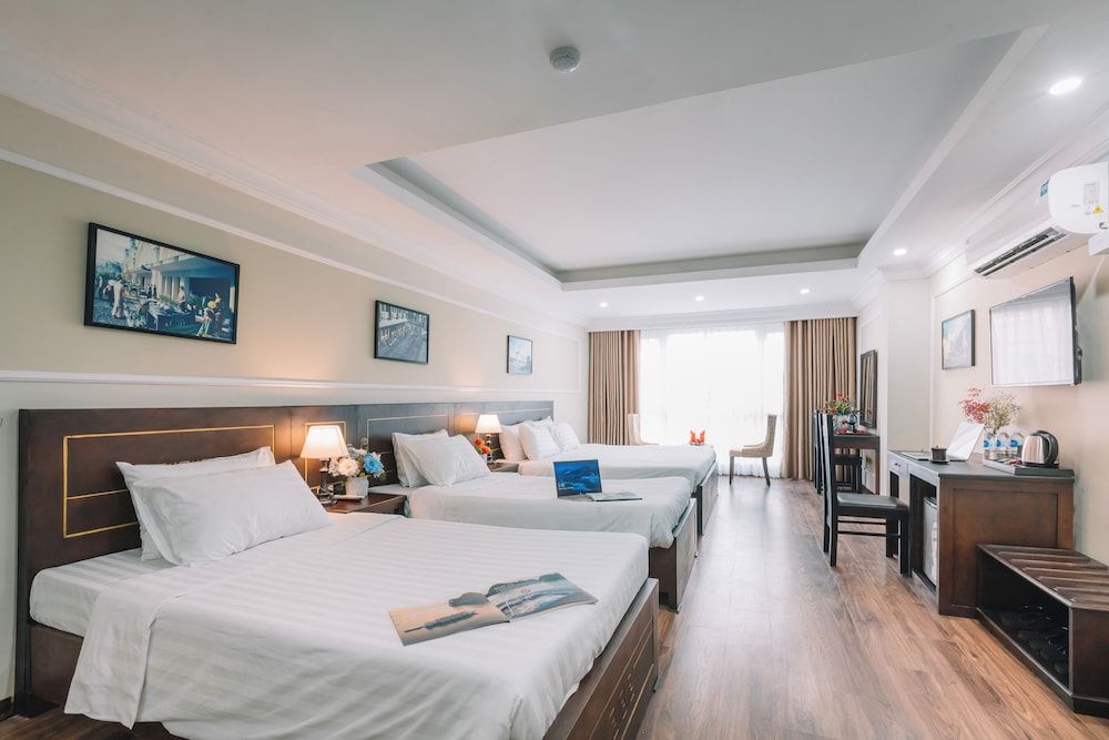غرفة عائلية رباعية بسريرين منفصلين وسرير كينج