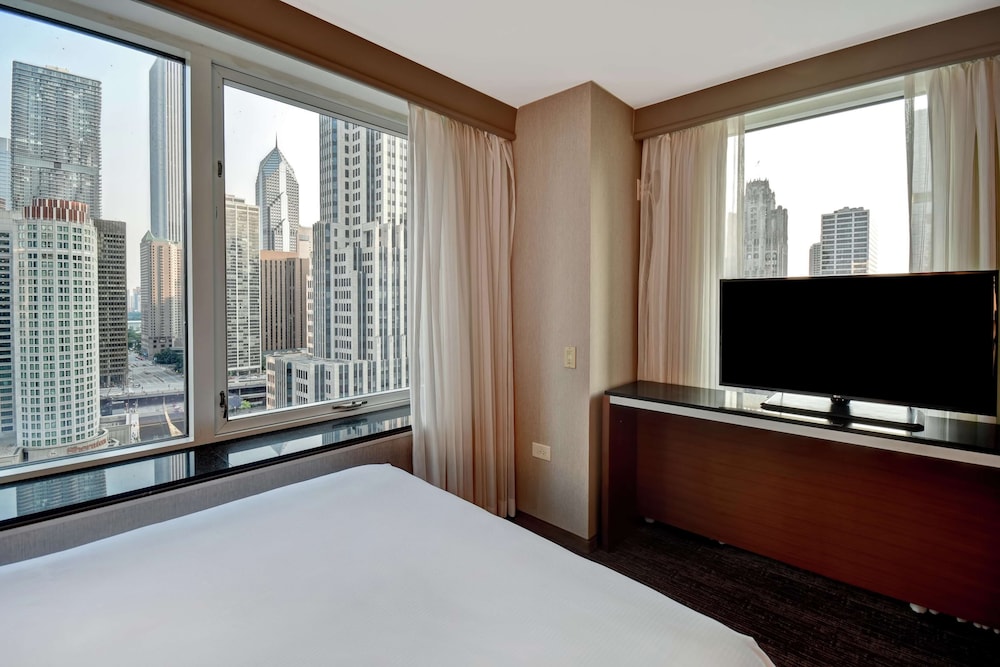 Embassy Suites by Hilton Chicago Downtown Magnificent Mile 16/53