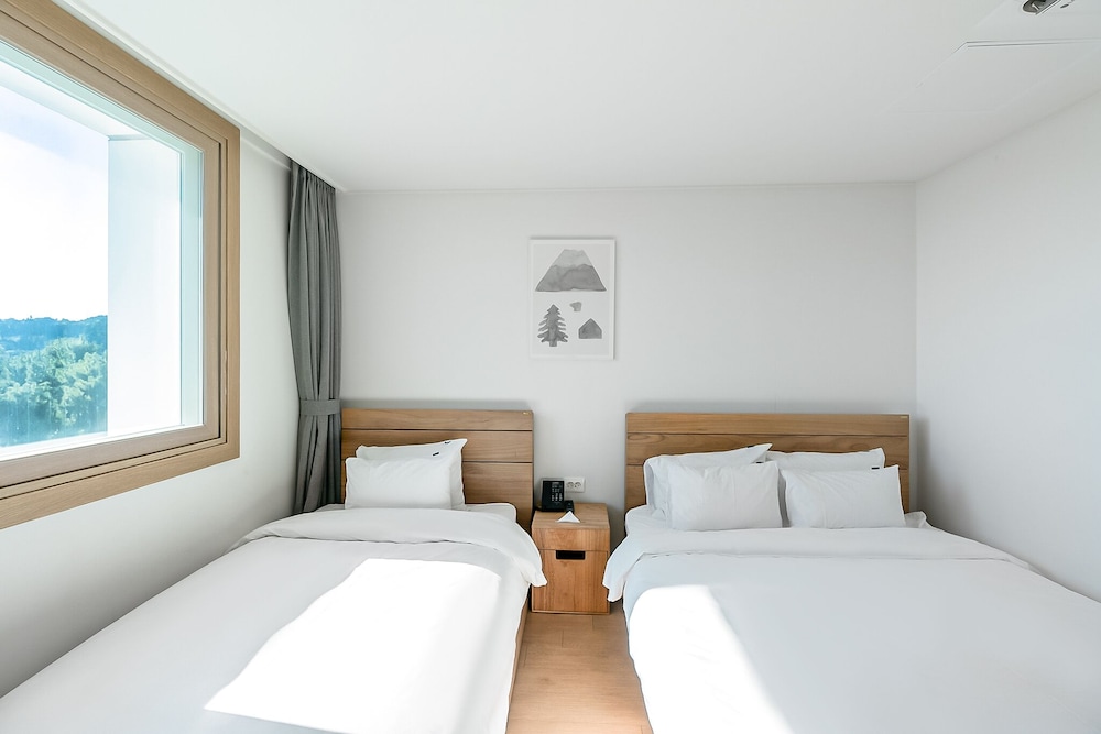 DELUXE, TWIN BEDS, OCEAN VIEW