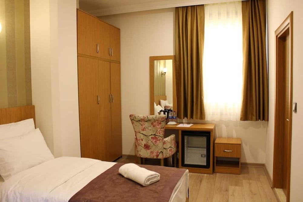 Realist Hotel 7/23