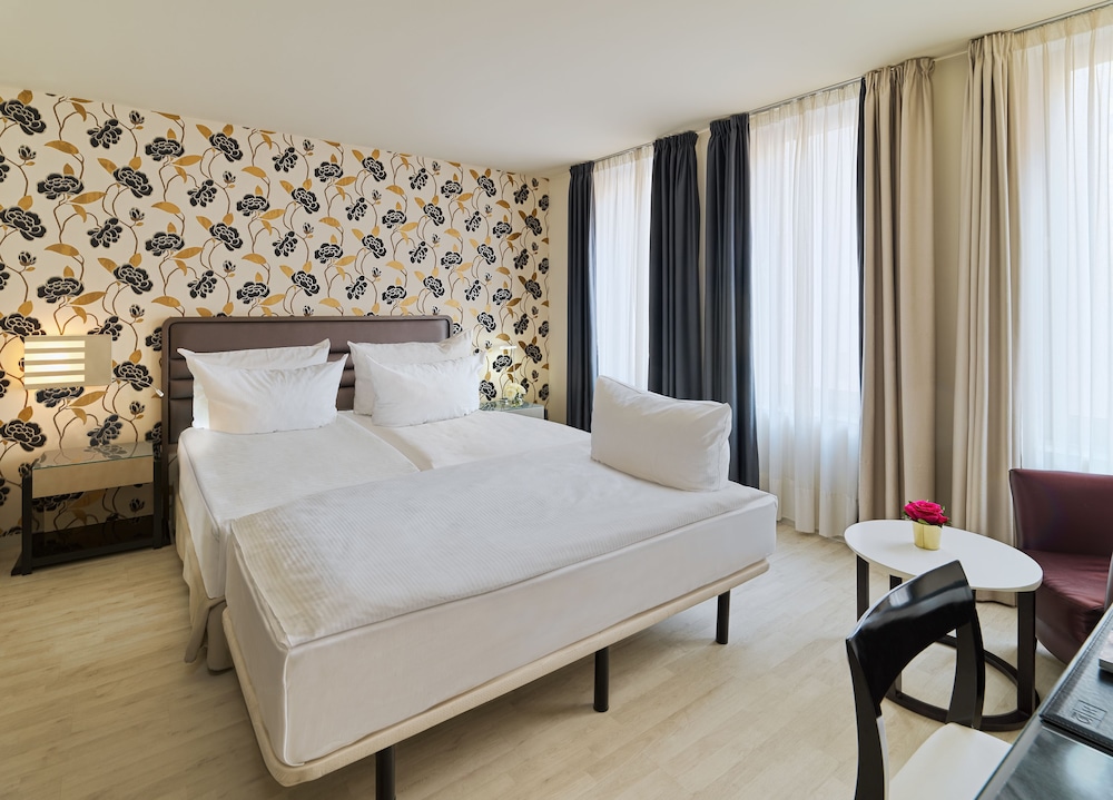 DELUXE, DOUBLE BED, WITH EXTRA BED
