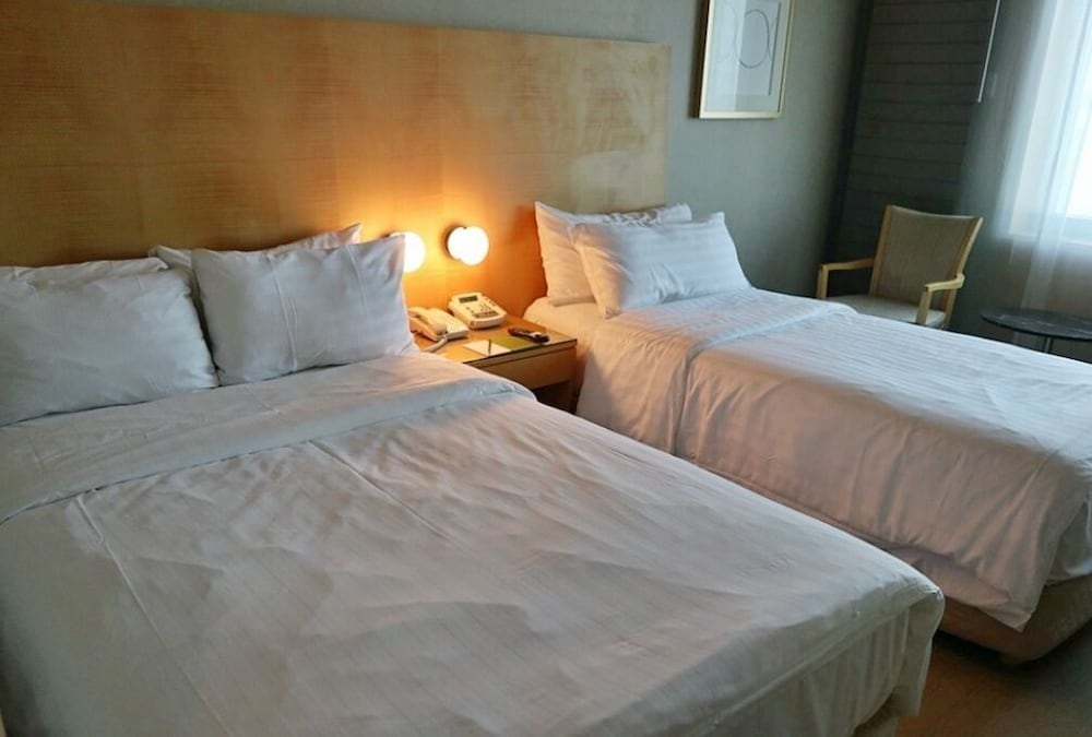FAMILY, TWIN BEDS