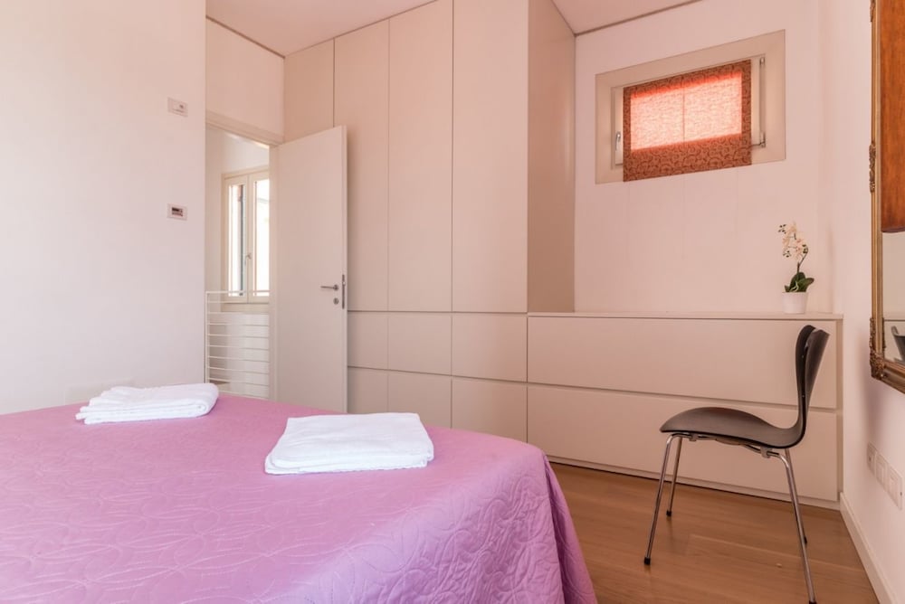 Carmini Canal View and Balcony with Lift 2/22