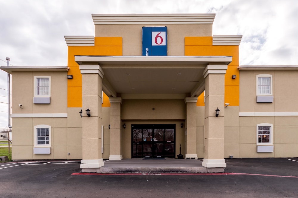 Motel6 Jourdanton, TX 34/37
