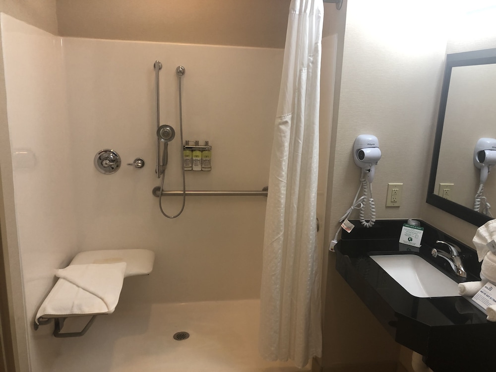 Holiday Inn Express Suites Charlotte Southeast Matthews 16/48