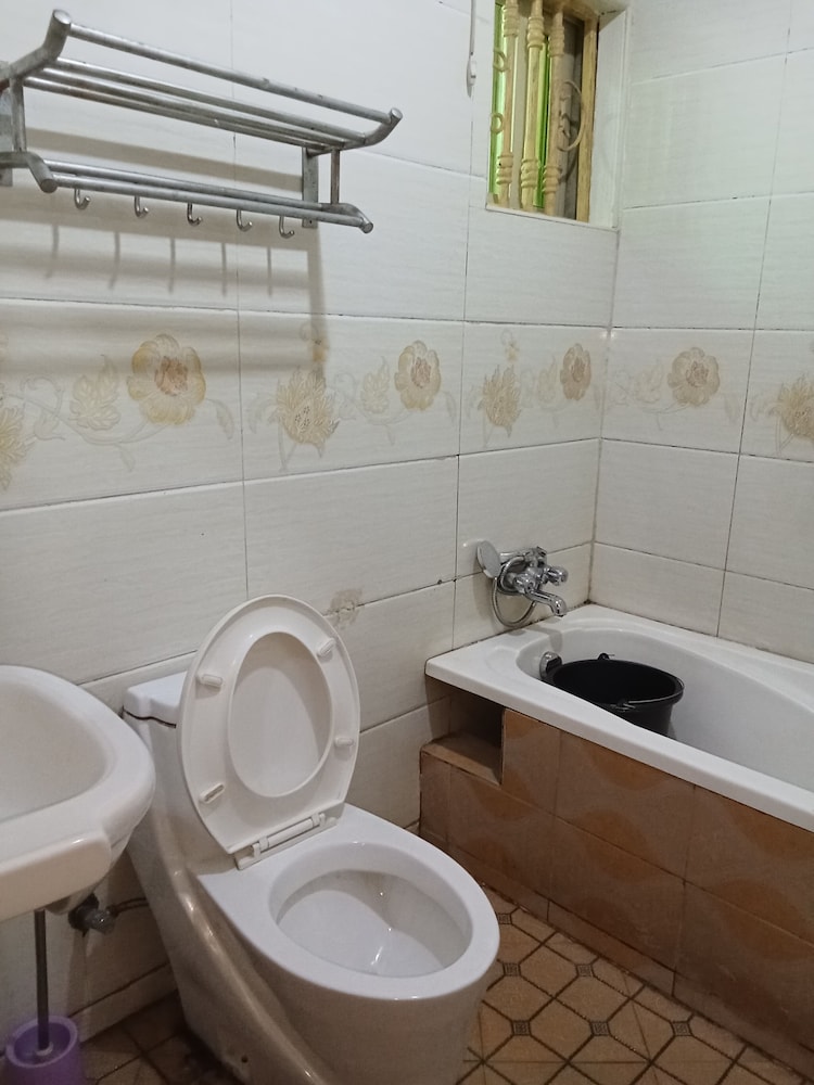 B's Hive Hotel & Suites 25/30
