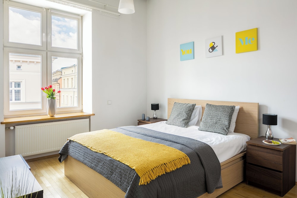 CITY, APARTMENT, QUEEN BED, SOFA