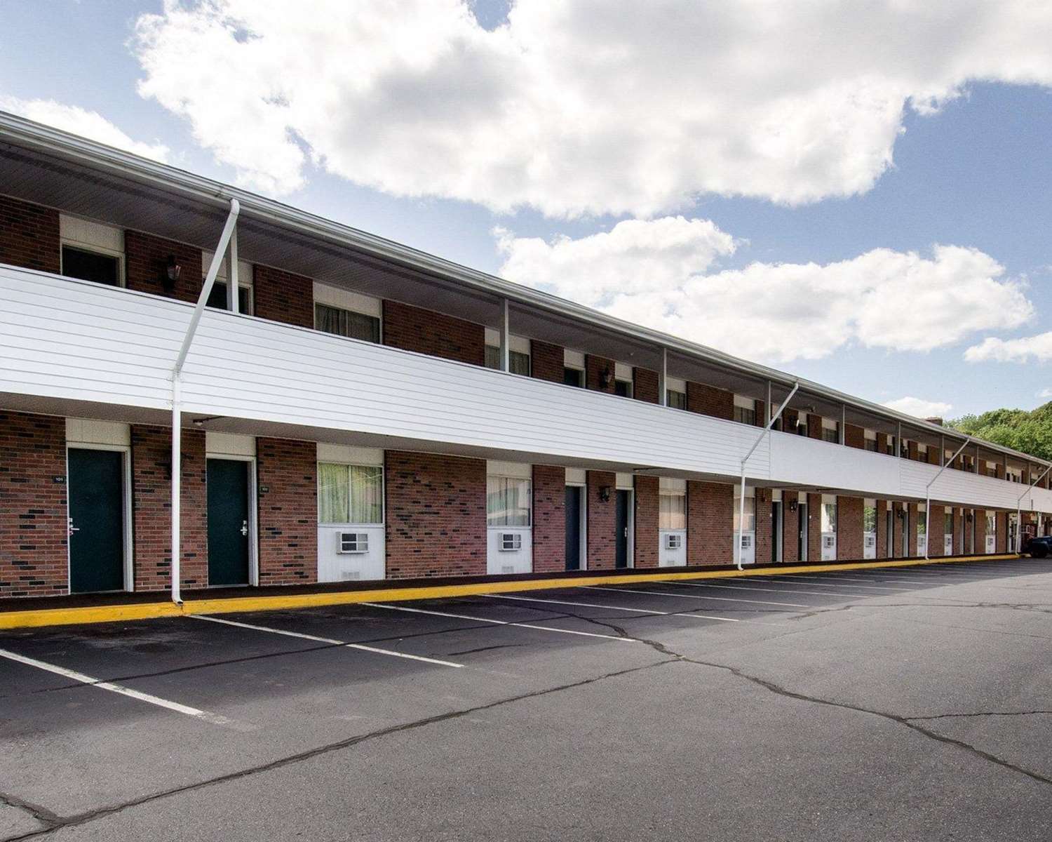 Econo Lodge Inn and Suites Northborough MA 22/22