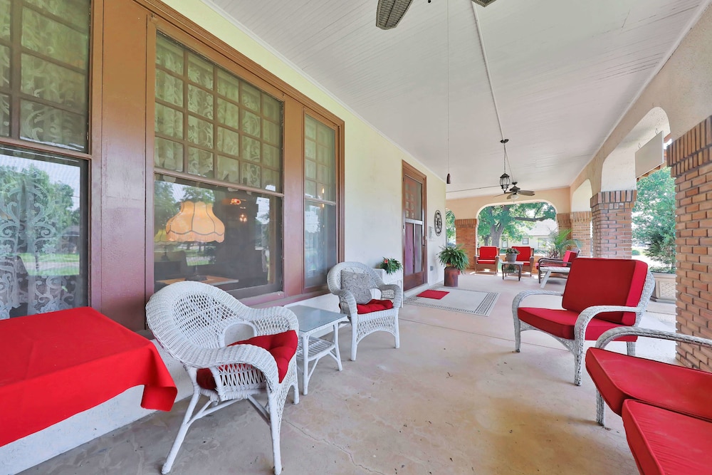 The Lancaster Manor Bed and Breakfast 33/50