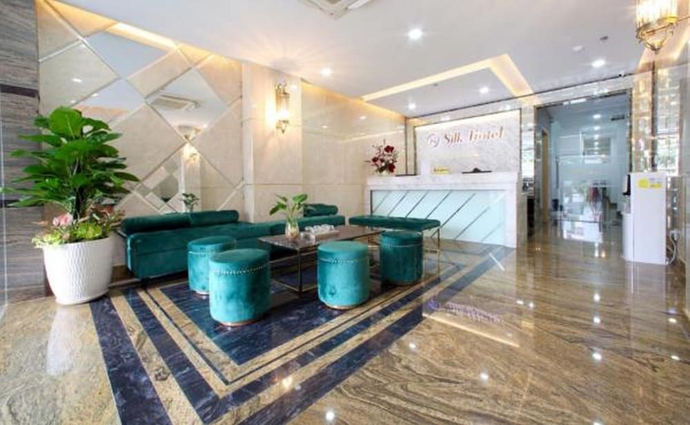 RedDoorz Plus near Tan Son Nhat airport 2 4/50
