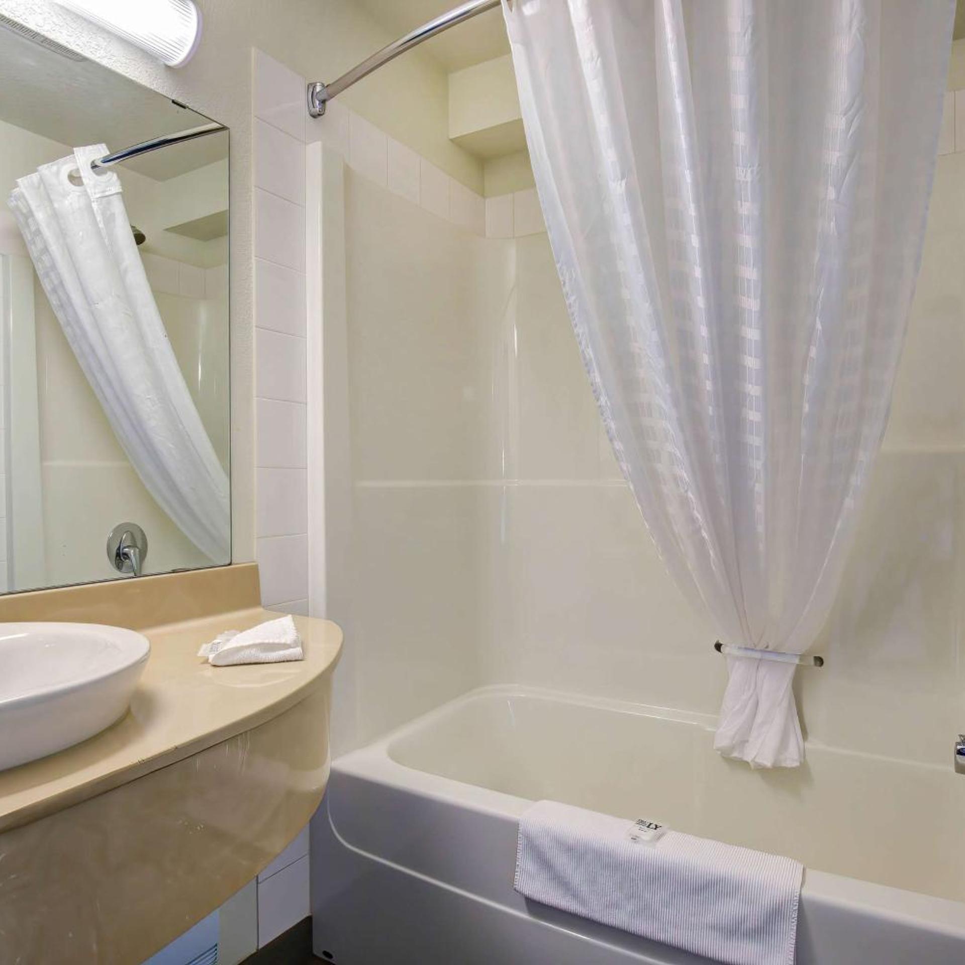 1 Queen Bed - Non-Smoking, Motel6 Grande Prairie, AB 7/7