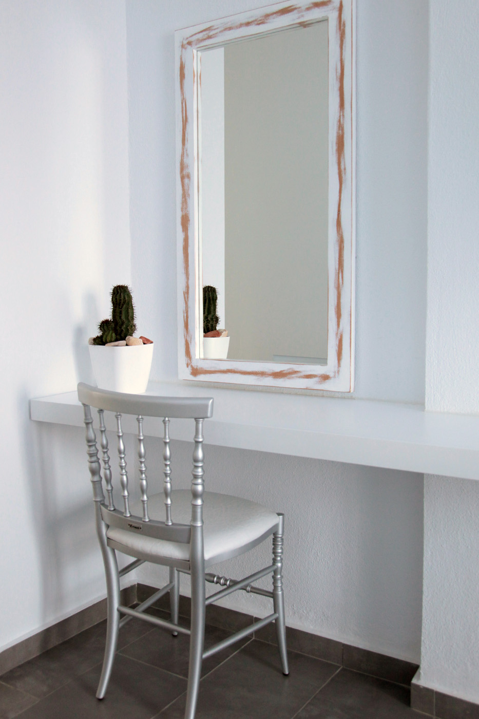WHITE SUITES 18/39