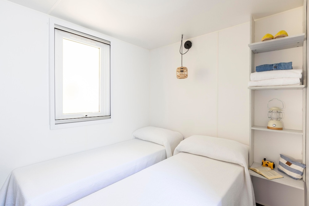 Plus, Twin Beds, Sofa