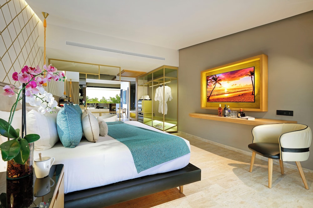 Suite, Single, Pool Side