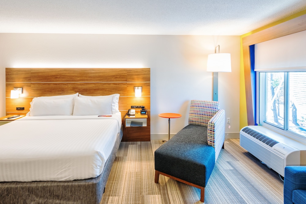 Holiday Inn Express Charleston US Hwy 17 & I-526 26/77