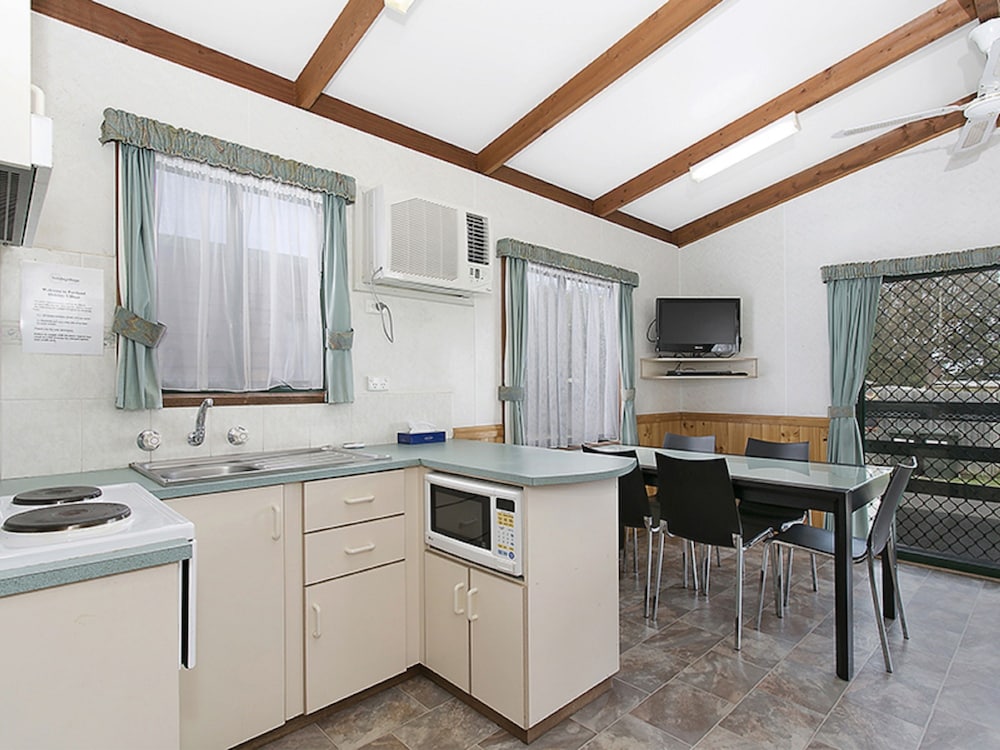 PORTLAND HOLIDAY VILLAGE 28/50