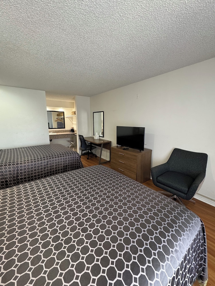 National Inn Garden Grove 34/60