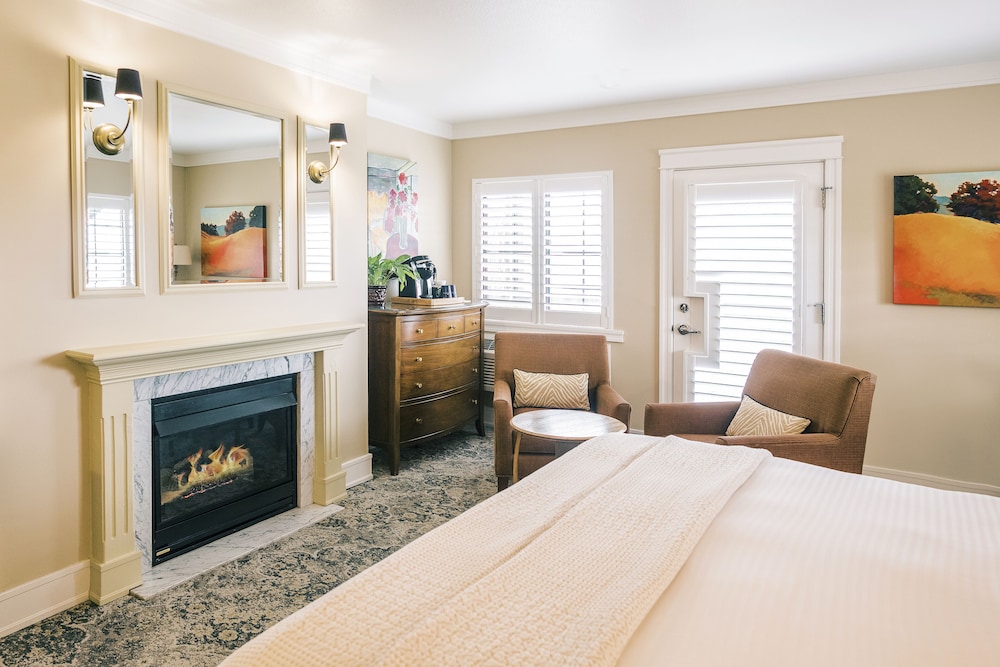 PLAZA, DELUXE, KING BED
