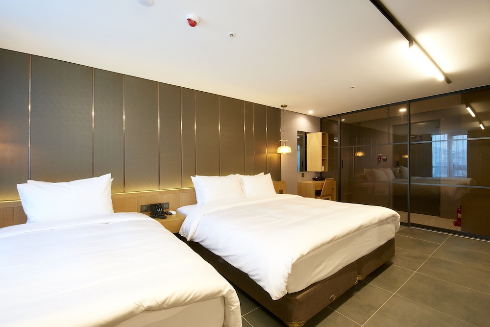 DELUXE, TWIN BEDS