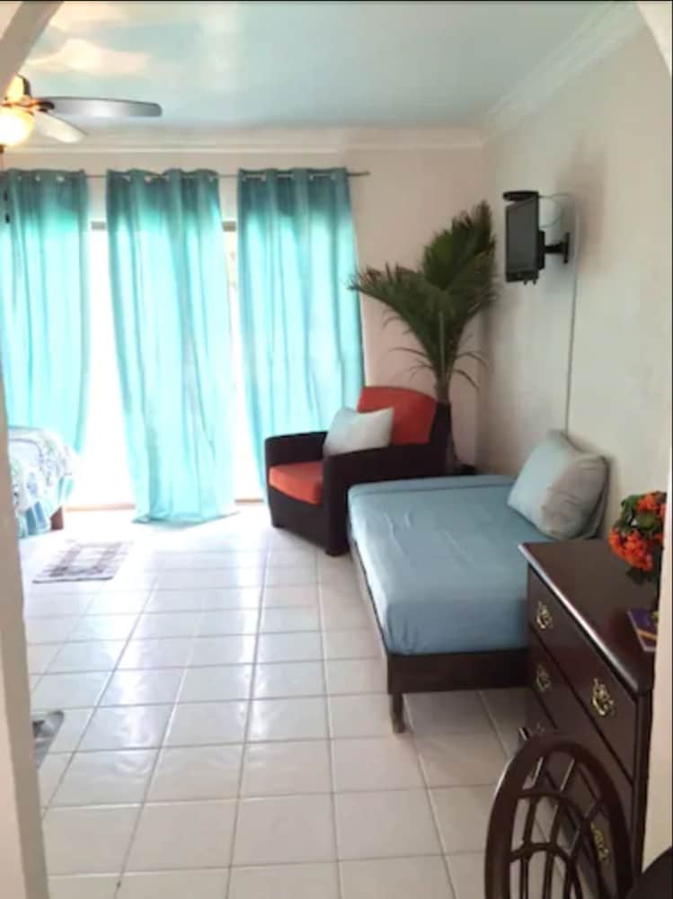 THE COLONY CLUB INN AND SUITES 28/55
