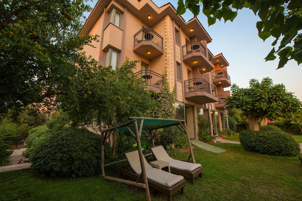 Golden Moon Hotel 22/24