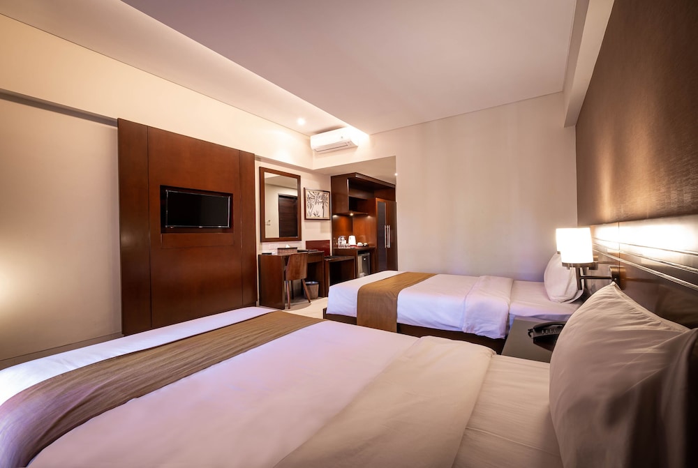 YULIA BEACH INN 35/67