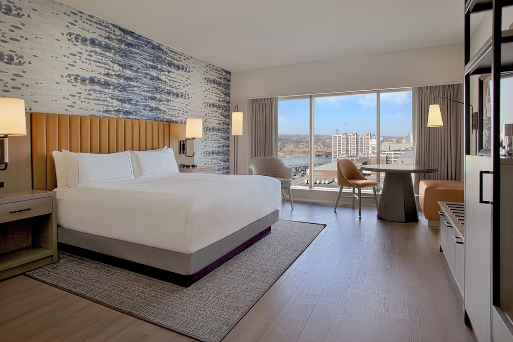ROOM, KING BED, CITY VIEW, HIGH FLOOR