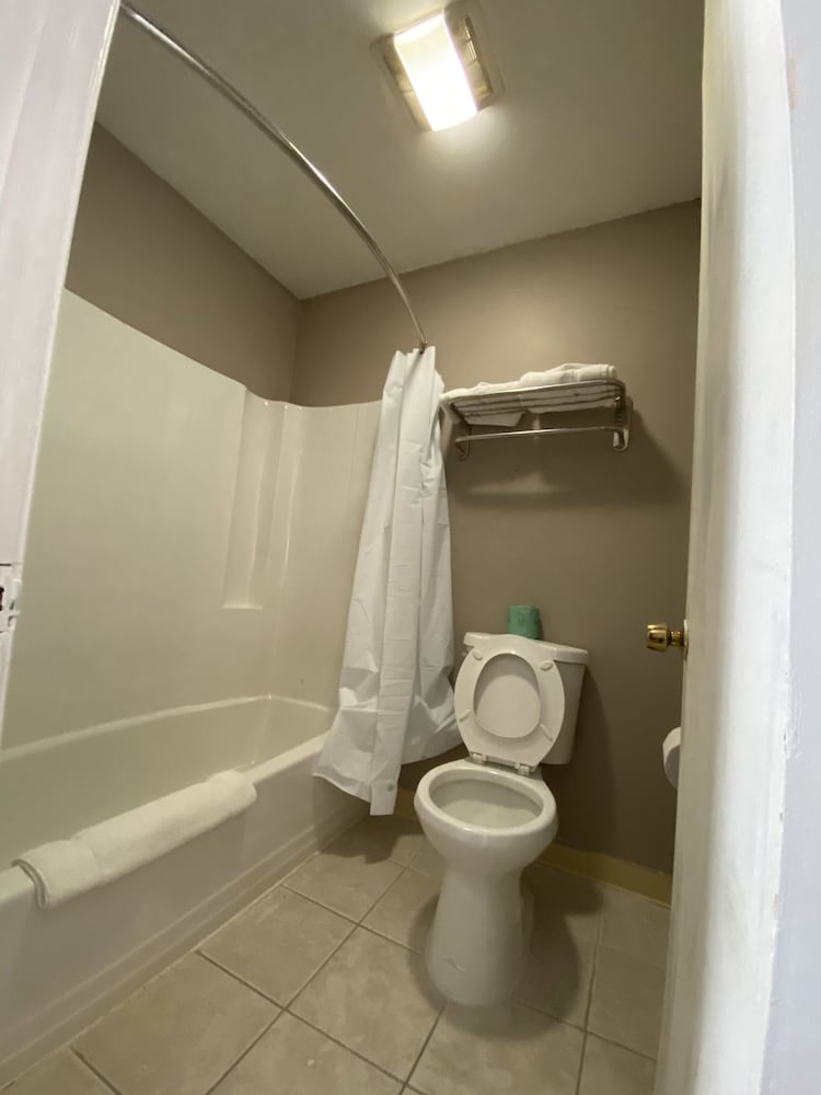 غرفة بسرير كينج، Rodeway Inn Absecon 4/4