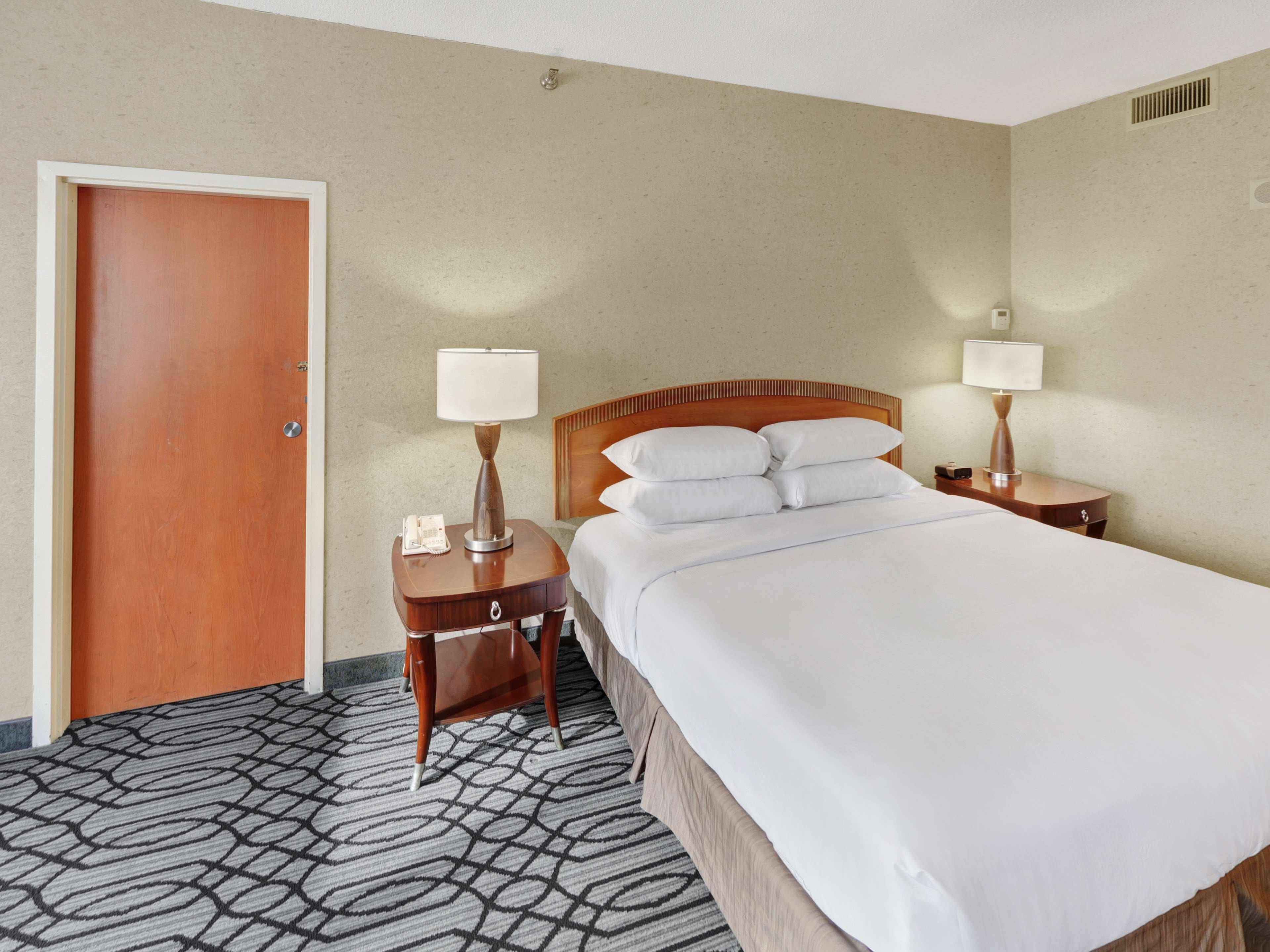CAPITAL, SUITE, KING BED, CITY VIEW
