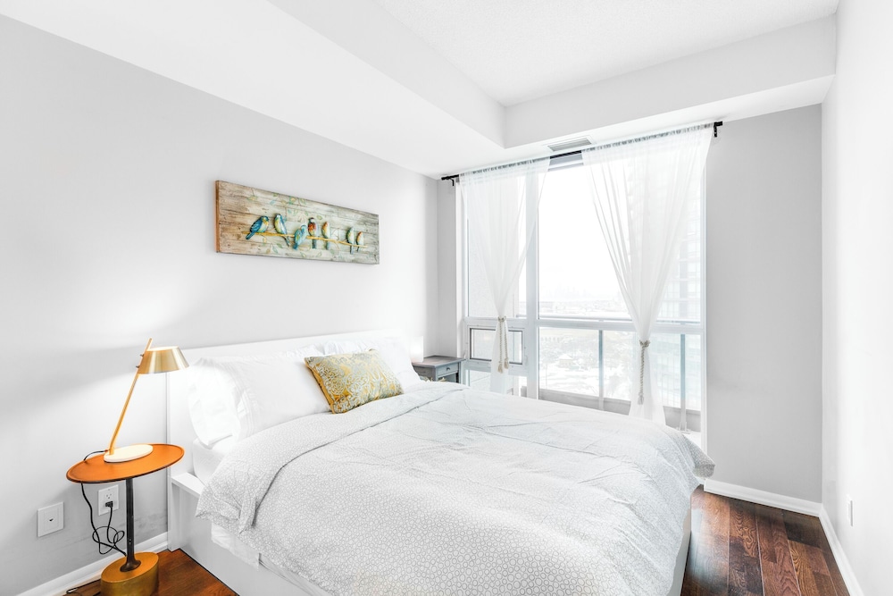 CONDO, CITY, MULTIPLE BEDS, SOFA