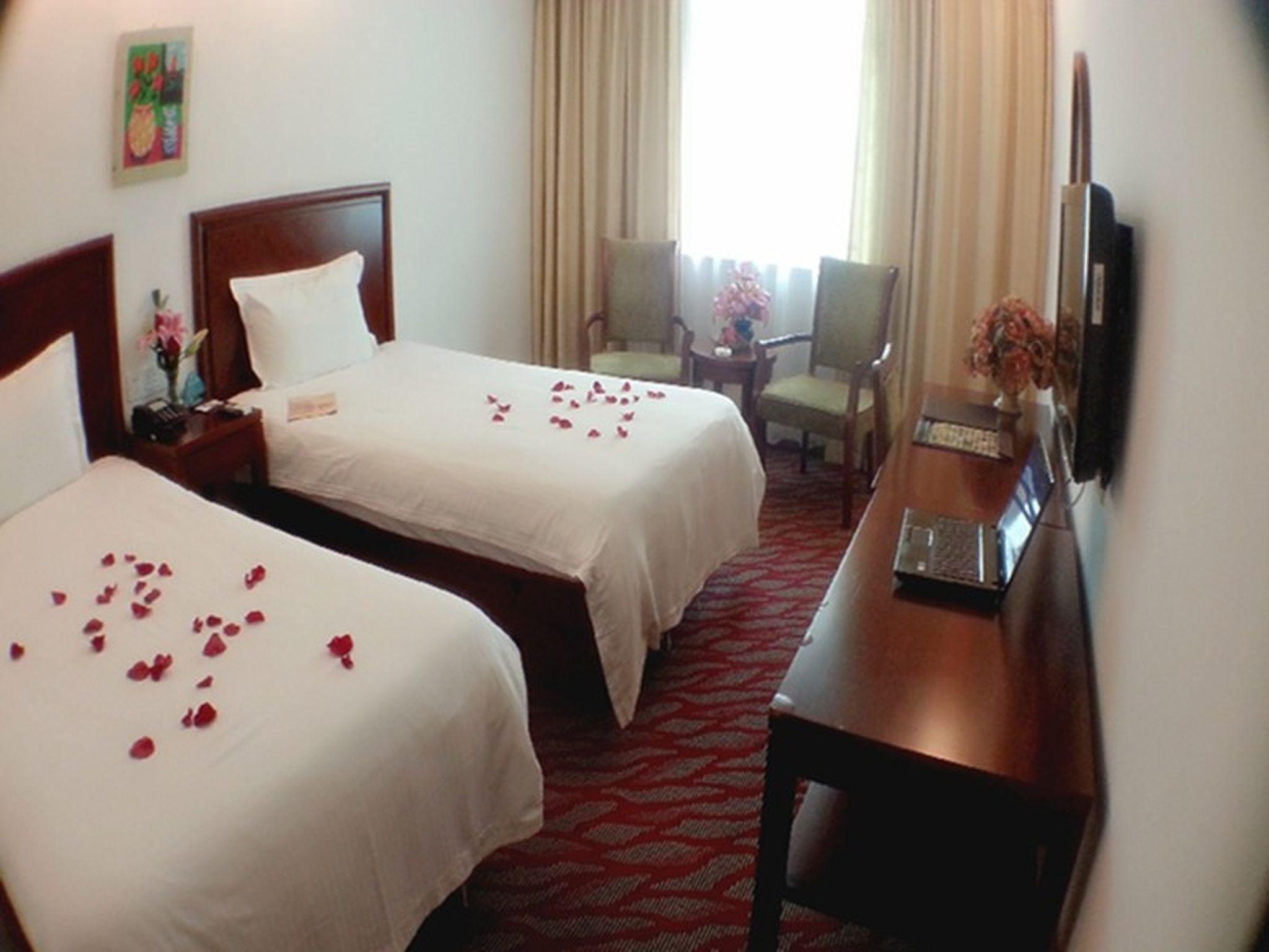 ROOM, TWIN BEDS