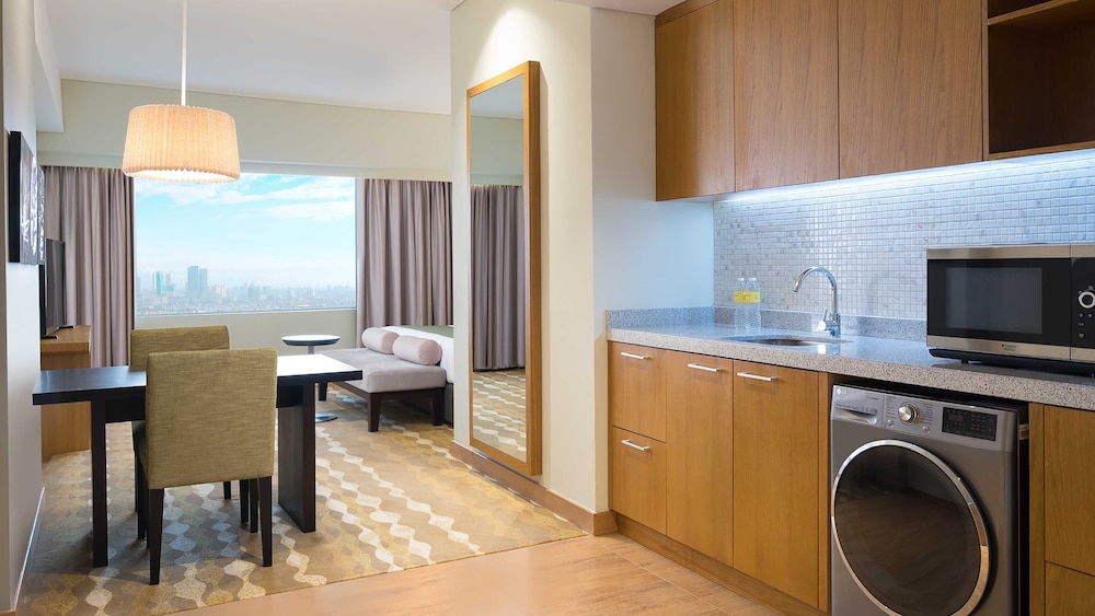 Holiday Inn Hotel Suites Jakarta Gajah Mada 61/77