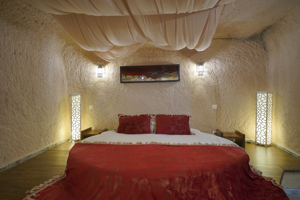Karlik Cave Suite 10/50