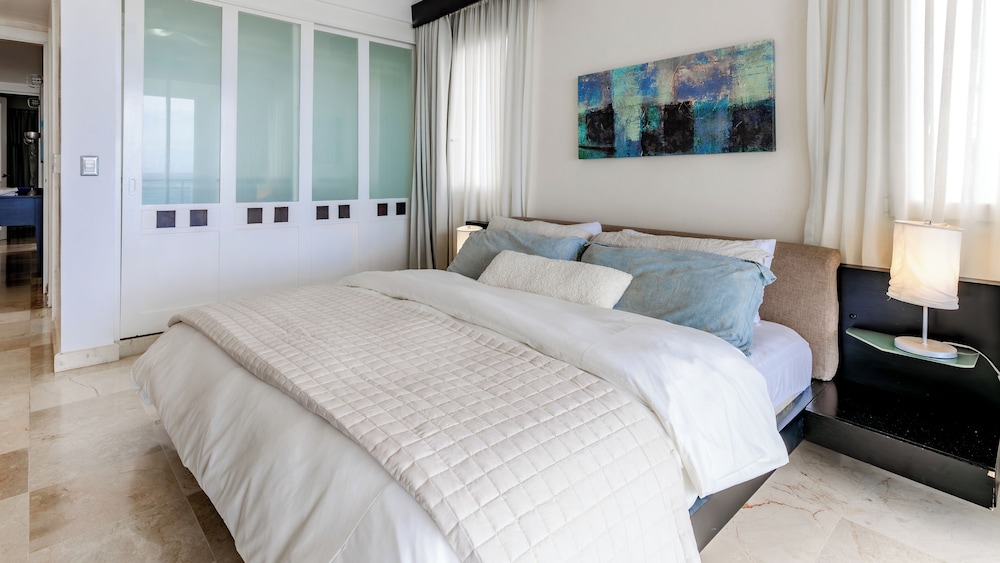 WATERMARK LUXURY OCEANFRONT ALL SUITE HOTEL 17/56