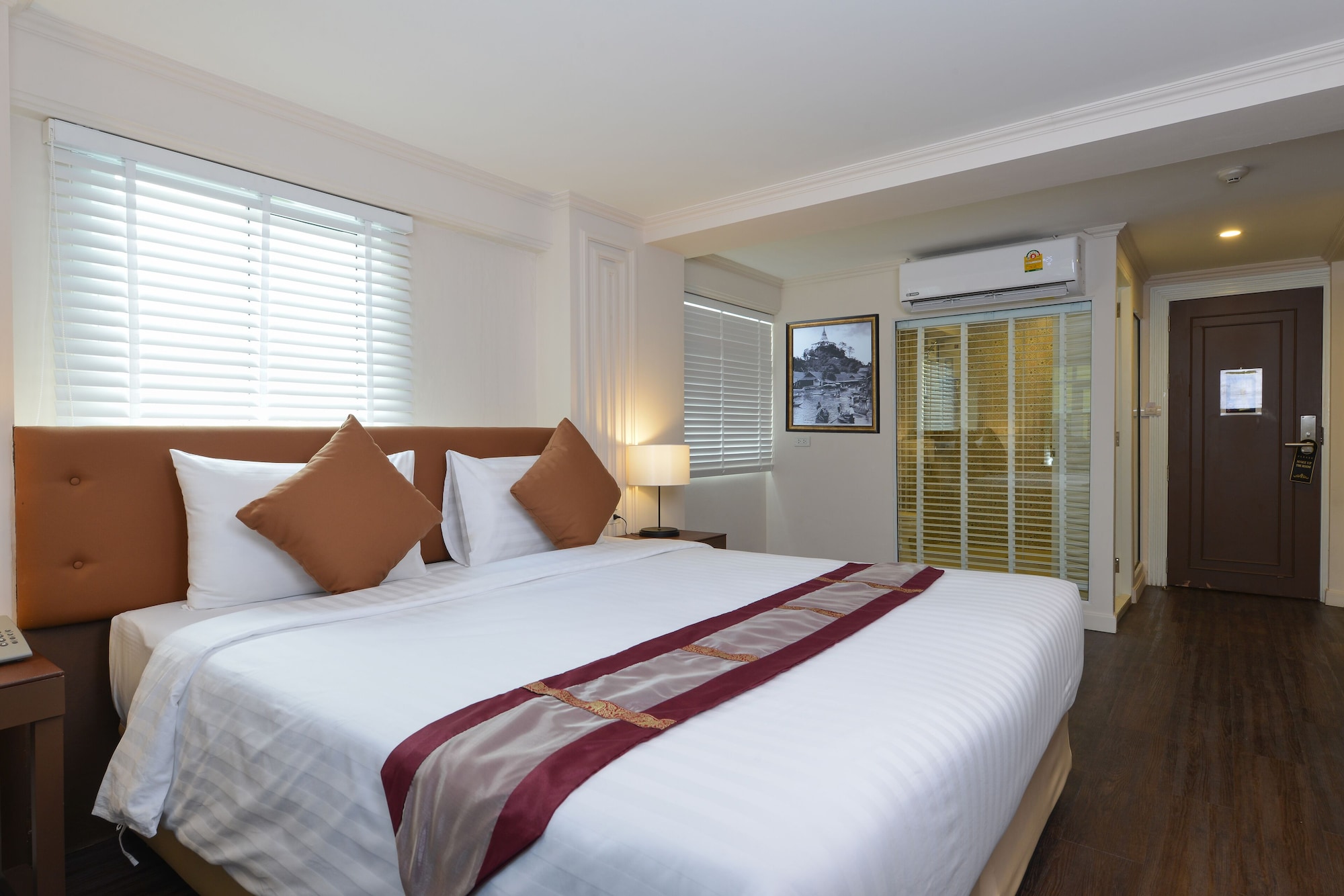 DELUXE, KING BED