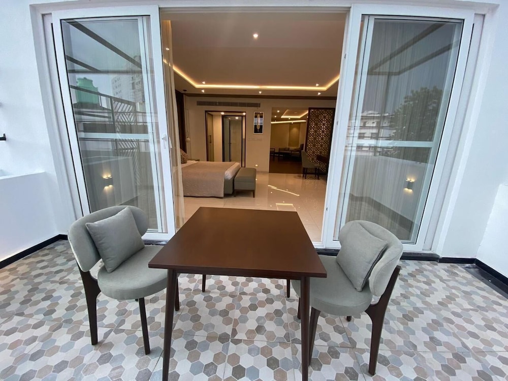 The Manohar Hyderabad 27/44