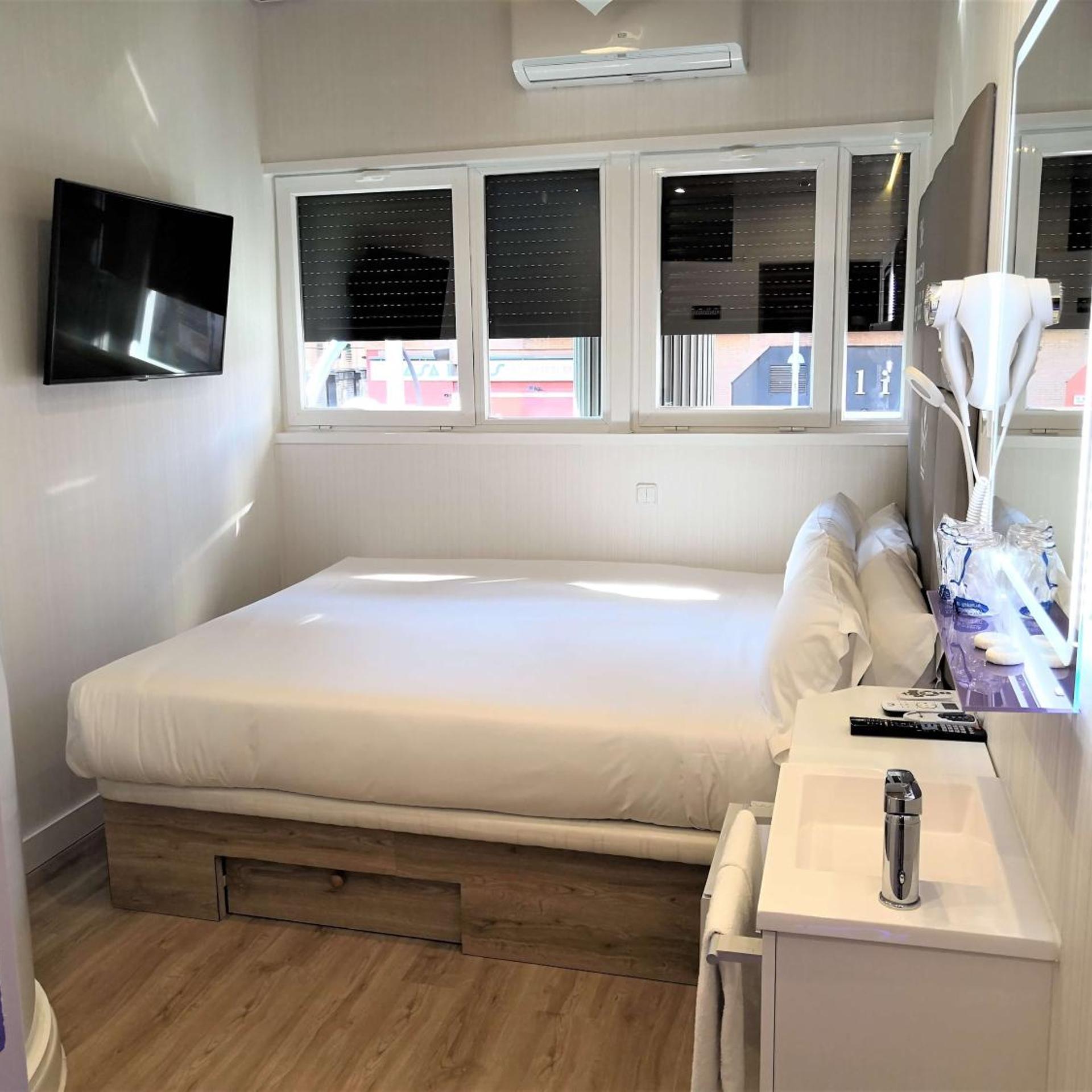 Room, King Bed, Small