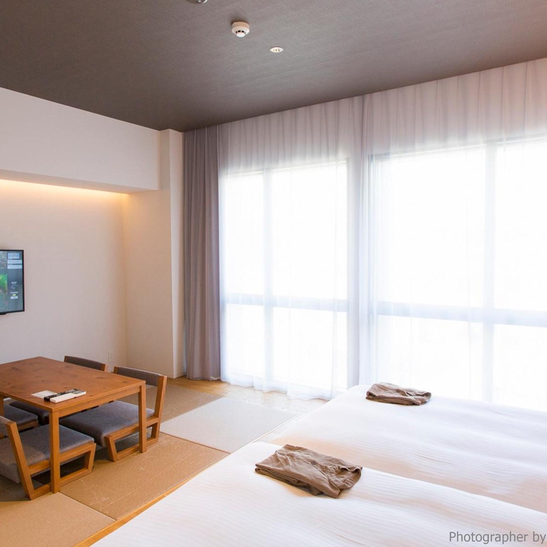 غرفة يابانية غربية بسريرين منفصلين بأرضية تاتامي، Hotel Strata Naha 7/7
