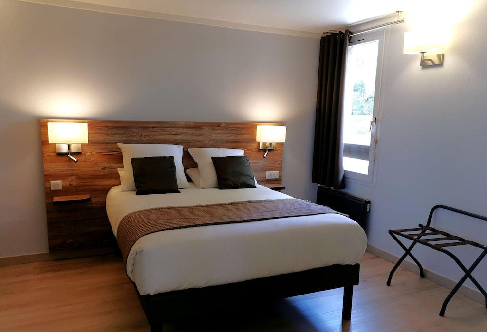 Brit Hotel Confort Pau Lons 13/36