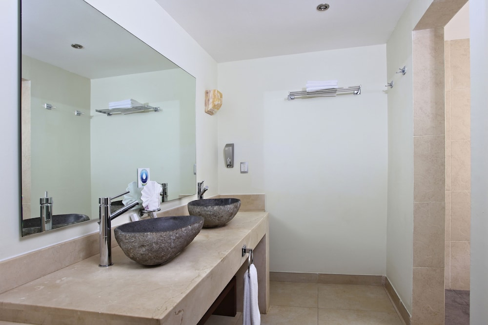 جناح بسرير كينج بإطلالة على المسبح بغرفة نوم واحدة مع أريكة، Sandos Caracol Nature Resort & Water Park All Inclusive 3/3