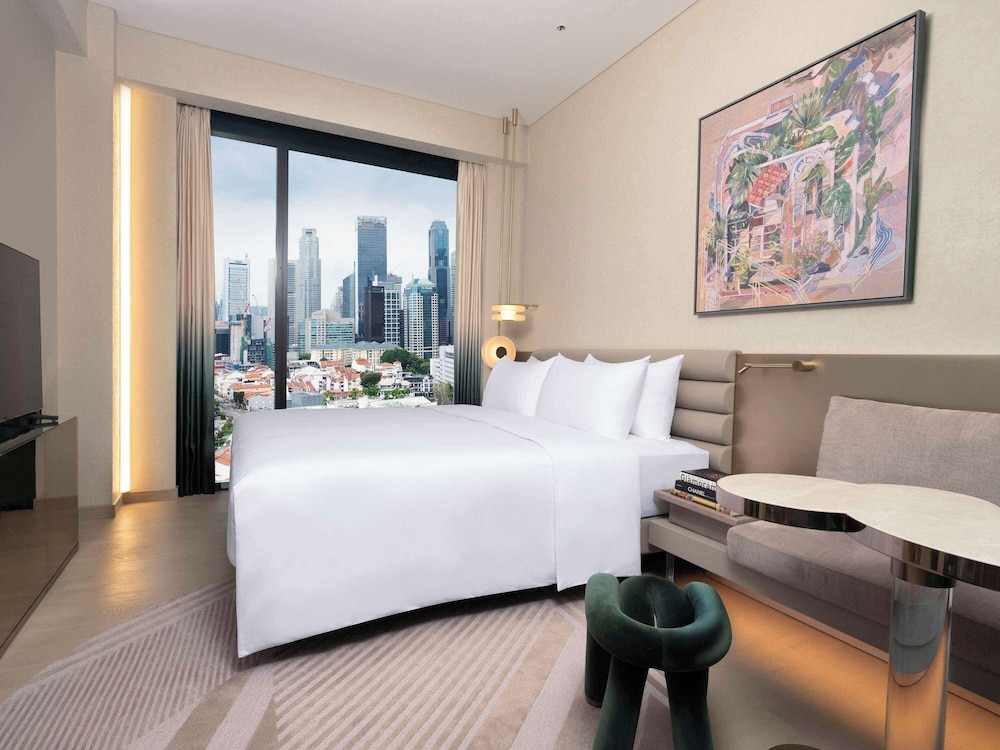 SKYLINE, SIGNATURE, KING BED