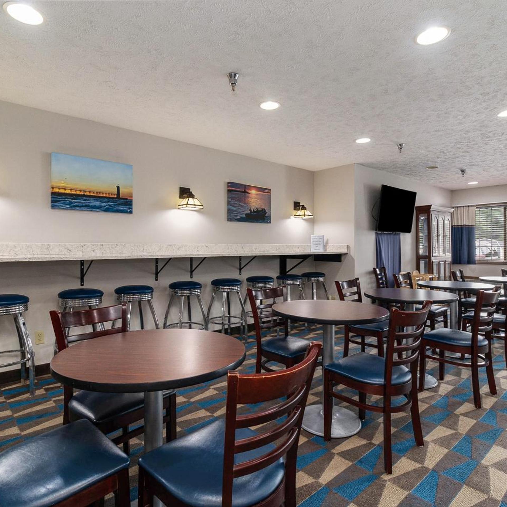 Microtel Inn & Suites by Wyndham Manistee 28/50