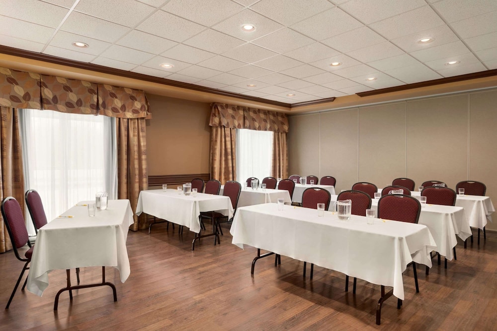 Days Inn By Wyndham Levis 24/31