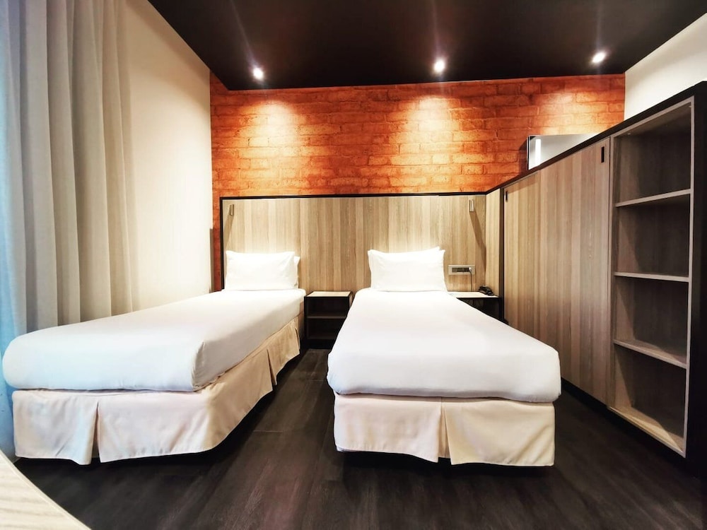 Standard, Twin Beds