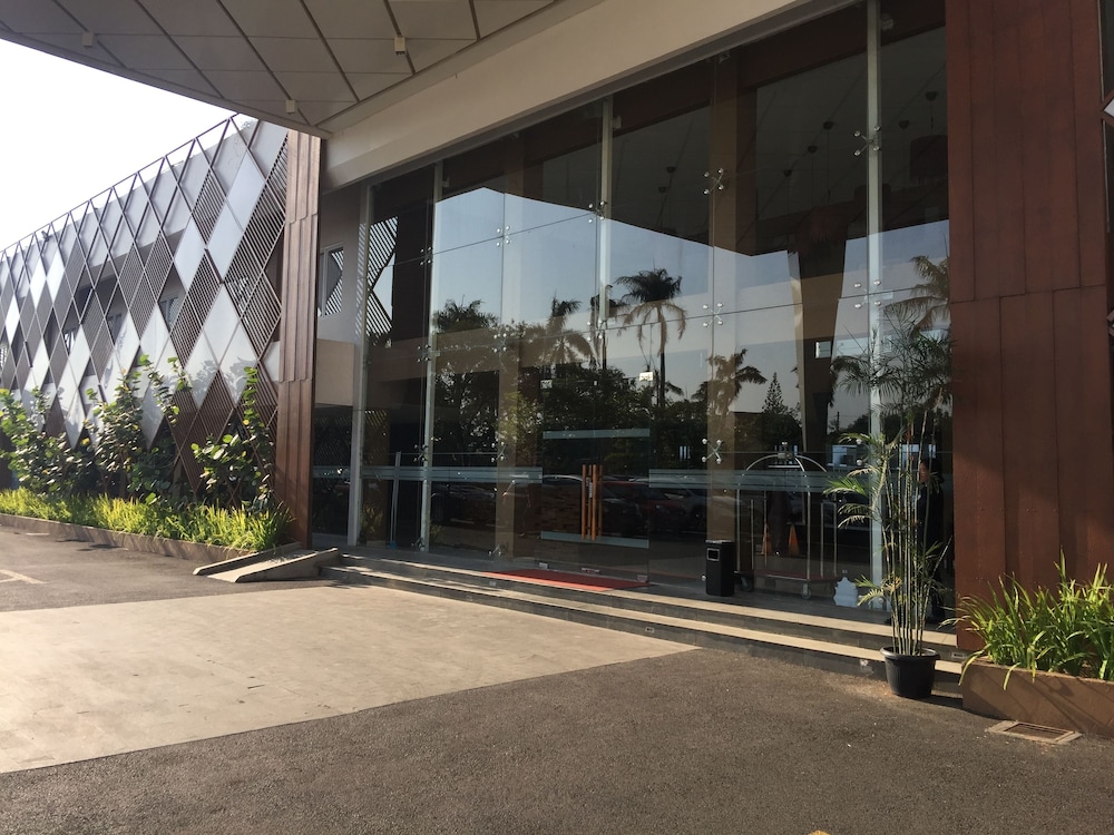 Front One Akshaya Hotel Karawang 56/61