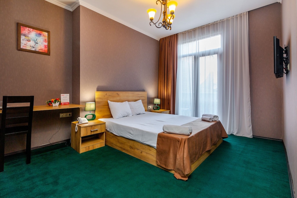 غرفة قياسية بسرير مزدوج بإطلالة على الفناء بشرفة، HOTEL MARLYN 2/6