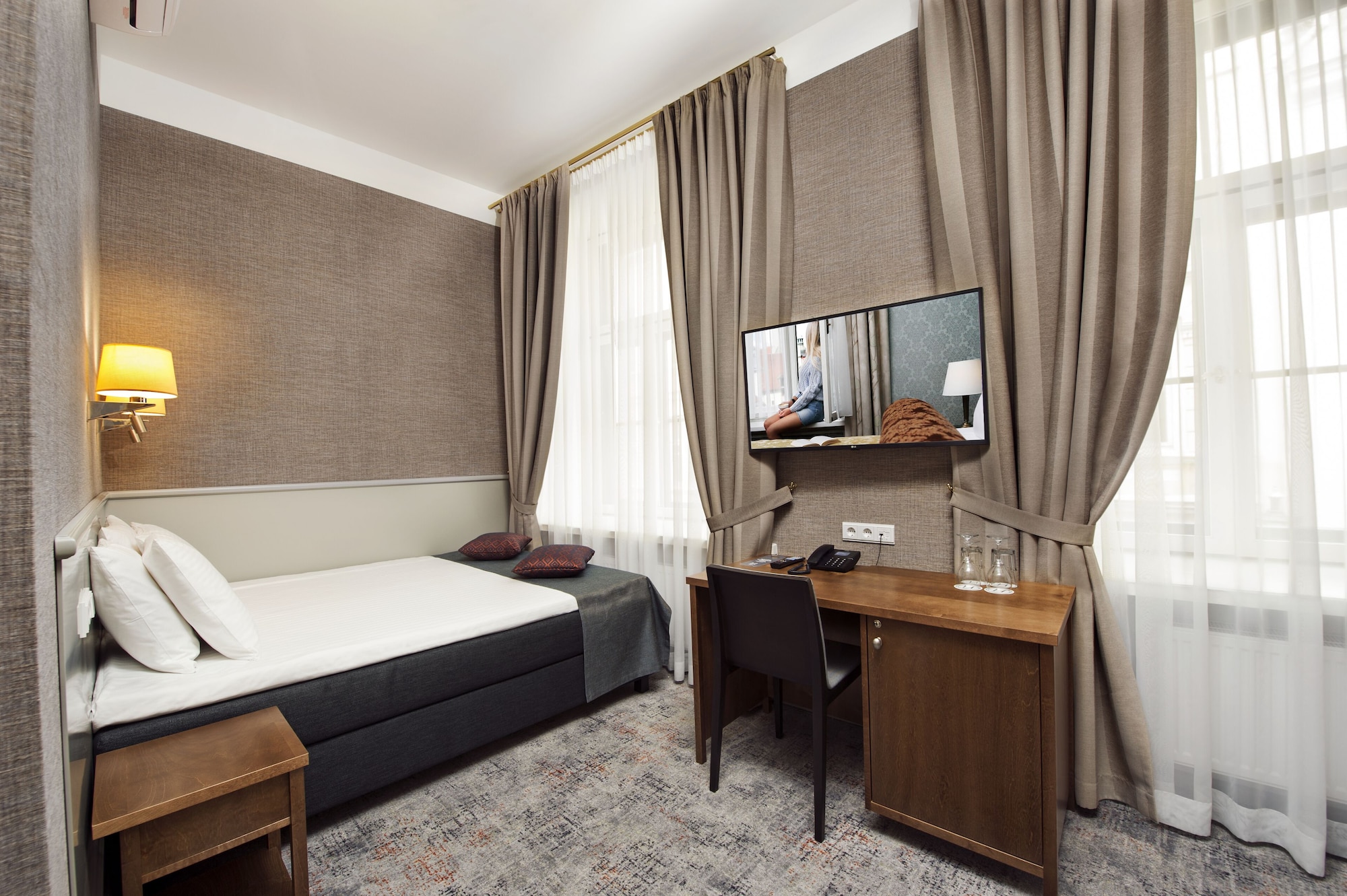 Superior, Double Bed, Classic Side Building
