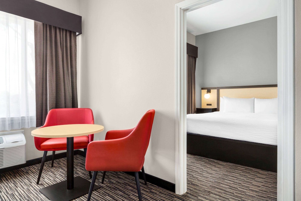 Ramada By Wyndham Marina 66/73