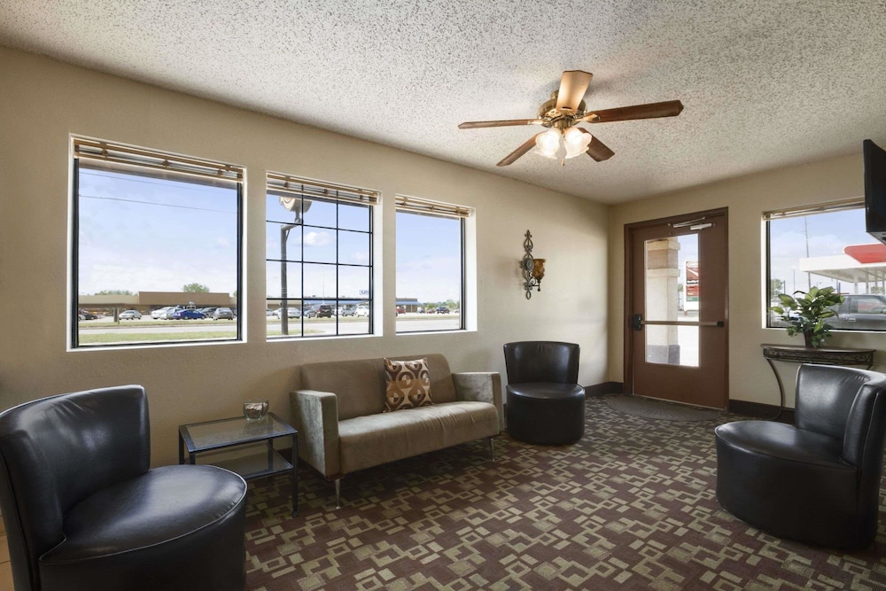 Super 8 by Wyndham Blackwell 10/15