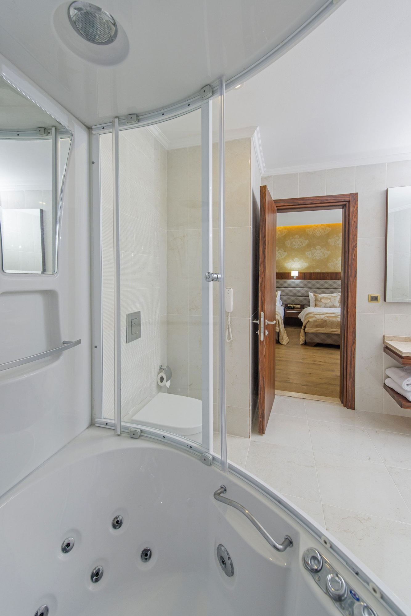 DELUXE W/JACUZZI ROOM